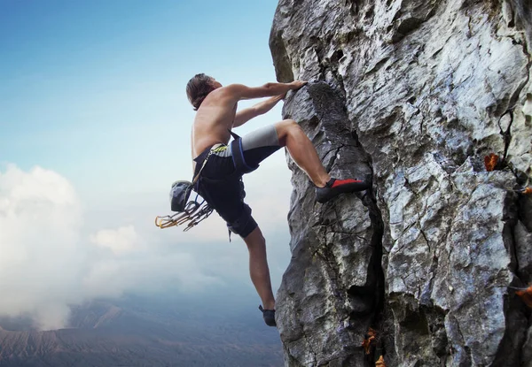 Dağın Tepesine Tırman Genç Adam Doğal Kayalık Duvara Tırmanıyor — Stok fotoğraf