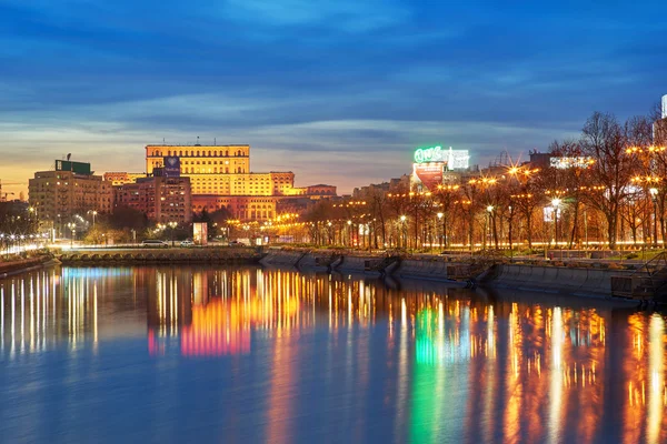 Бухарест захід сонця та нічним освітленням — стокове фото