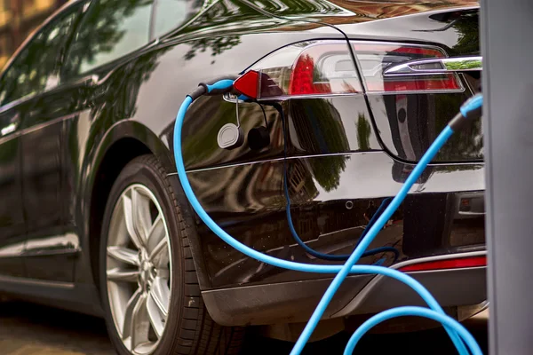 Carregamento de carro elétrico — Fotografia de Stock