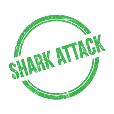 Shark Saldırı metni yeşil grungy vintage yuvarlak pul üzerine yazılmış.