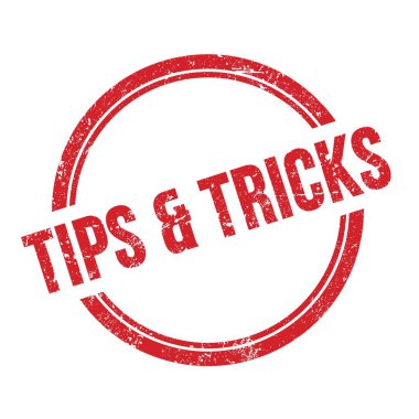 TIPS & TRICKS metni kırmızı grungy vintage yuvarlak pulu üzerine yazıldı.