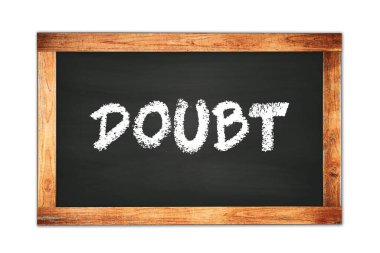 Siyah ahşap çerçeve okul tahtasına yazılmış DOUBT metni.