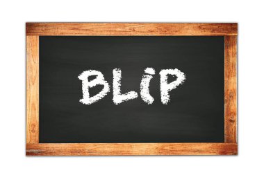 Siyah ahşap çerçeve okul tahtasına yazılmış BLIP metni.