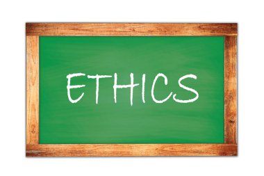 Yeşil ahşap çerçeve okul tahtasına yazılmış ETHICS metni.