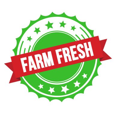 Kırmızı yeşil rozet damgalı FARM FRESH metin.