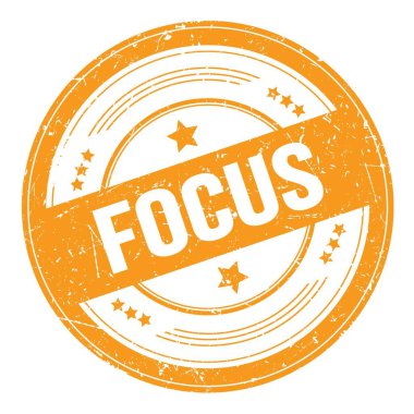 Turuncu yuvarlak grungy doku damgası üzerine FOCUS metni.