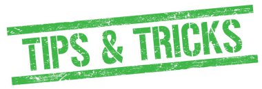 Yeşil grungy dikdörtgen işareti üzerinde TIPS & TRICKS metni.