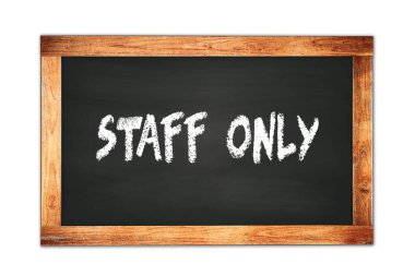 Personel metni sadece siyah ahşap çerçeve okul tahtasına yazılmış..