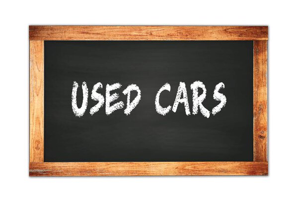 Текст, написанный на черной деревянной каркасной школьной доске.