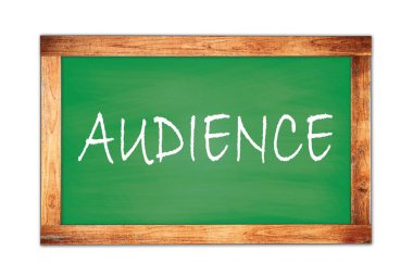 AUDIENCE yeşil ahşap çerçeve okul tahtasına yazılmış metin.