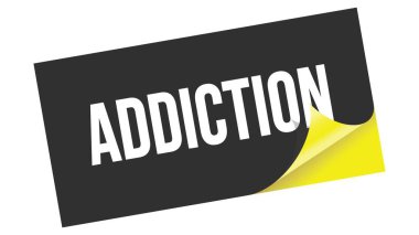 Siyah sarı etiket damgasına yazılmış ADDICTION metni.