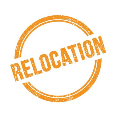 RELOCATION metni turuncu grungy vintage yuvarlak pul üzerine yazılmış.