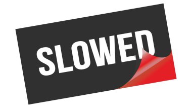 Siyah kırmızı etiket damgası üzerine yazılan yavaşlatılmış metin.