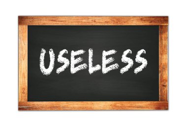 Siyah ahşap çerçeve okul tahtasına yazılmış işe yaramaz metin.