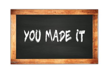 Siyah ahşap çerçeve okul tahtasına yazı yazmışsın..