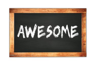 Siyah ahşap çerçeve okul tahtasına yazılmış AWESOME metni.
