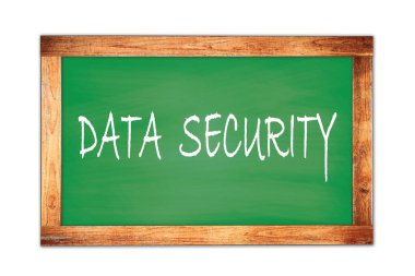 DATA GÜVENLİK Yeşil ahşap çerçeve okul tahtasına yazılmış metin.