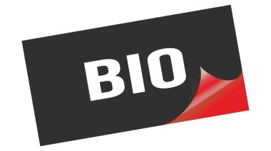 Siyah kırmızı etiket damgası üzerine yazılmış BIO metni.