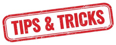 Kırmızı grungy dikdörtgen damgası üzerinde TIPS & TRICKS metni.