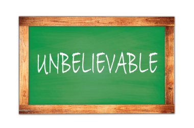 Yeşil ahşap çerçeve okul tahtasına yazılmış Inanılmaz metin.