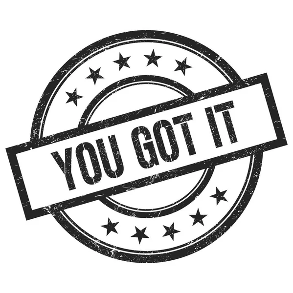 Siyah yuvarlak plastik damgayla yazılmış IT metnin var..