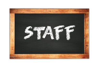 Siyah ahşap çerçeve okul tahtasına yazılmış personel metni.