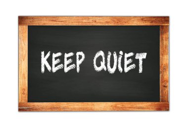 Siyah ahşap çerçeve okul tahtasına yazılmış sessiz metni koru.