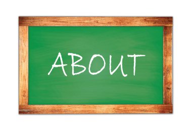 Yeşil ahşap çerçeve okul tahtasına yazılmış metin hakkında.