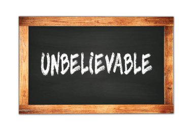 Siyah ahşap çerçeve okul tahtasına yazılmış Inanılmaz metin.