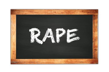 Siyah ahşap çerçeveli okul tahtasına yazılmış RAPE metni.