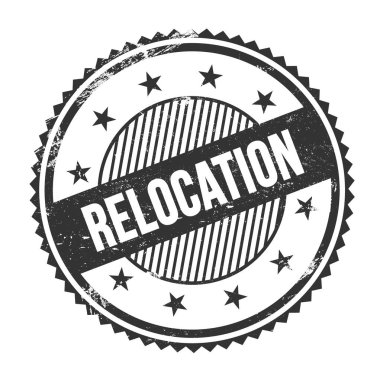 Siyah grungy zig zag kenarları üzerine yazılmış RELOCATION metni yuvarlak pul.