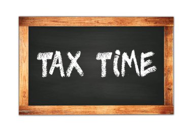 Siyah ahşap çerçeve okul tahtasına yazılmış Vergi Zamanı metni.