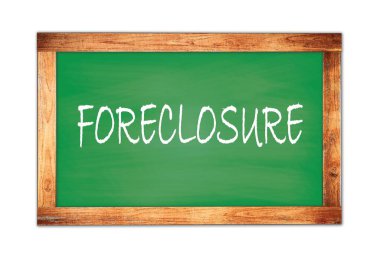 FORECLOSURE yeşil ahşap çerçeve okul tahtasına yazılmış metin.