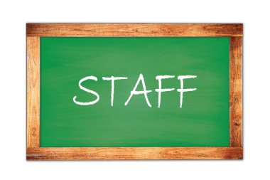 Yeşil ahşap çerçeve okul tahtasına yazılmış personel metni.