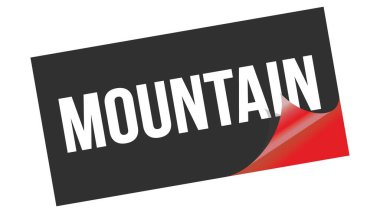 Siyah kırmızı etiket damgası üzerine yazılmış dağlık metin.