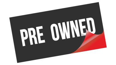 Siyah kırmızı etiket damgası üzerine yazılmış PRE OWNED metin.