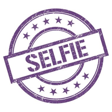 Mor menekşe üzerine yazılmış SELFIE metni.
