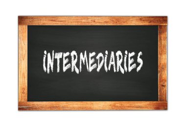 INTERMEDiARIES siyah ahşap çerçeve okul tahtasına yazılmış metin.