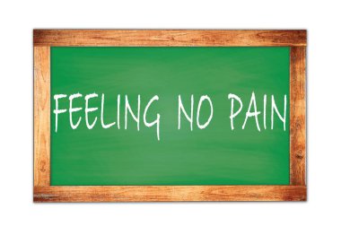 Yeşil ahşap çerçeve okul tahtasına yazılmış hiç acı hissetmiyor..