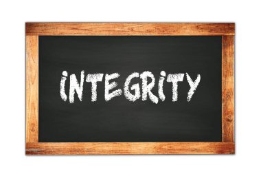 Siyah ahşap çerçeve okul tahtasına yazılmış INTEGRITY metni.