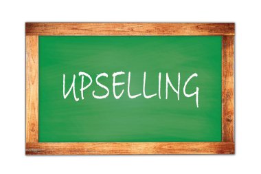 Yeşil ahşap çerçeve okul tahtasına yazılmış UPSELING metni.