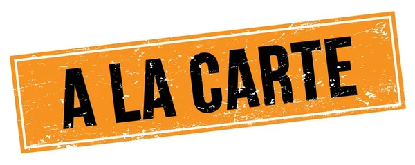 黑色橙色长方形邮票上的La Carte文字 — 图库照片
