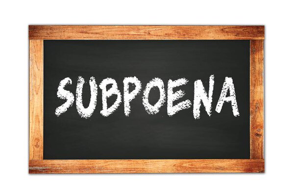 SUBPOENA текст написан на черной деревянной рамке школьной доске.