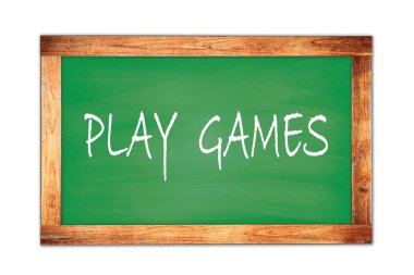 PLAY Oyunları metni yeşil ahşap çerçeve okul tahtasına yazılmış.
