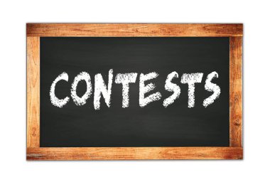 KONTESTS metni siyah ahşap çerçeve okul tahtasına yazılmış.