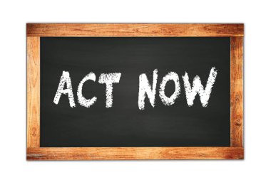 ACT Now siyah ahşap çerçeve okul tahtasına yazılmış metin.