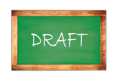 Yeşil ahşap çerçeve okul tahtasına yazılmış DRAFT metni.