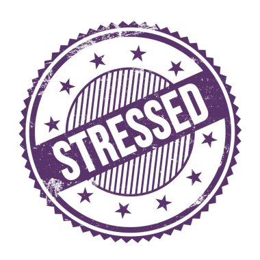 Mor indigo grungy zig zag kenarları yuvarlak mühür üzerine yazılmış STRESED metin.