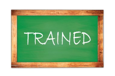 Eğitimli metin yeşil ahşap çerçeve okul tahtasına yazılmış.