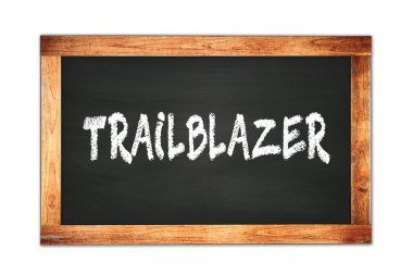 Siyah ahşap çerçeveli okul tahtasına yazılmış TRAILBLAZER metni.
